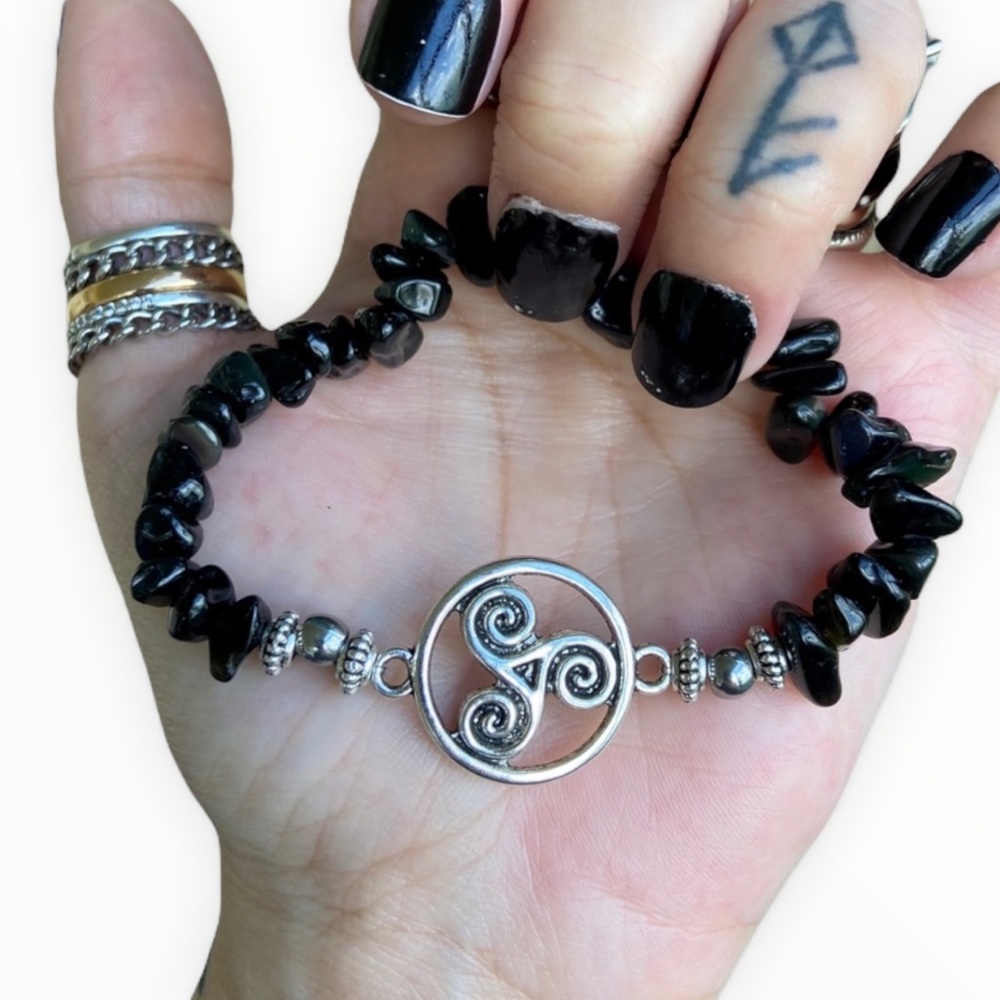 Onyx & celtic knot triquetra bead chips bracelet